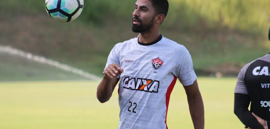 Vitória encaminha contratação para retorno de atacante colombiano ao Leão