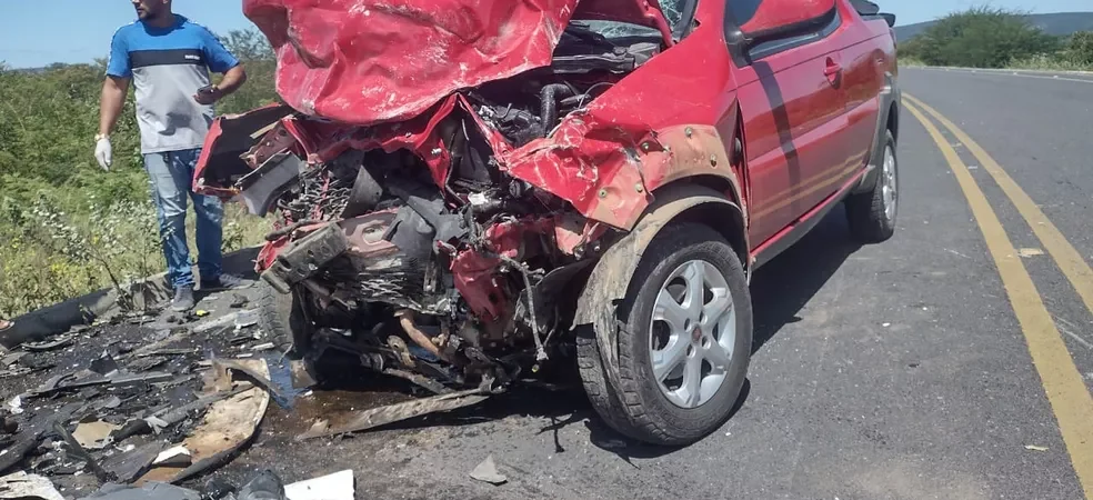 Acidente deixa dois mortos em rodovia baiana; carros colidiram de frente