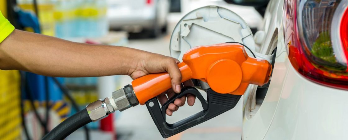 Preço médio da gasolina fica abaixo de R$ 5 pela primeira vez desde 2021