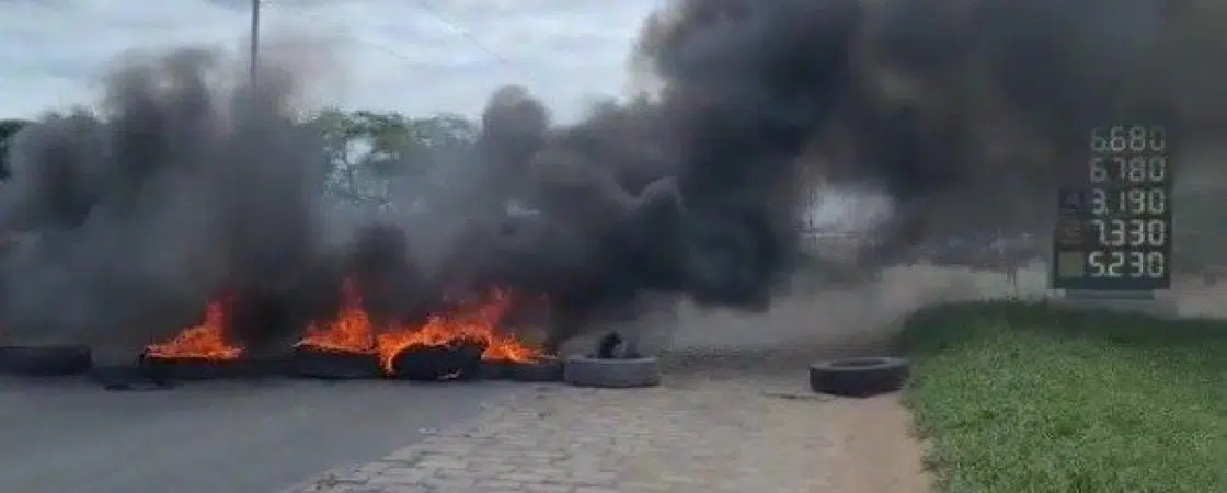 Caminhoneiros fecham BR-324 em protesto contra aumento do preço dos combustíveis