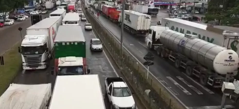 Caminhoneiros protestam contra aumento do preço de combustível e fecham Transnordestina