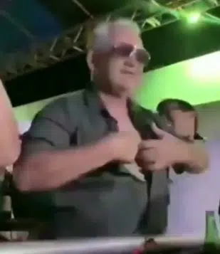 Em festa e supostamente bêbado, prefeito diz que vai “comer mais de 20”; VÍDEO