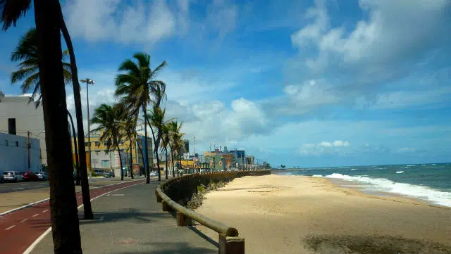 Homem é encontrado morto a tiros em praia de Salvador