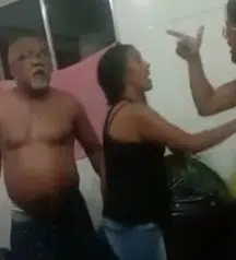 Homem mata enteado e fere mulher com golpes de faca durante discussão; Veja vídeo