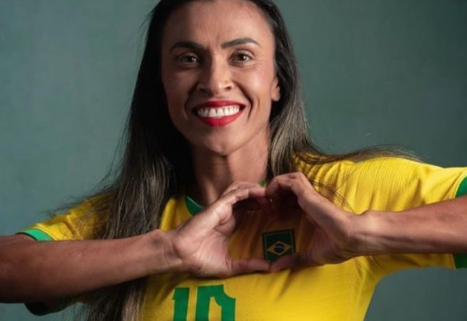 ‘Rainha do Futebol’ Marta é homenageada com estátua de cera ao lado de Pelé