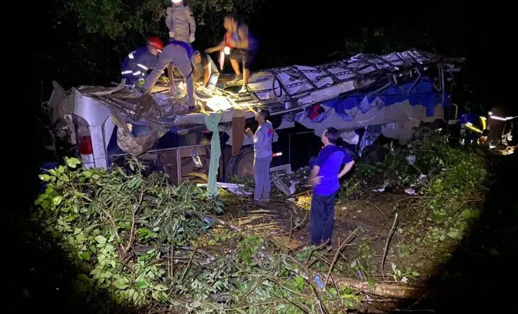 Ônibus cai em ribanceira e deixa 11 mortos; Mais de 20 pessoas ficaram feridas