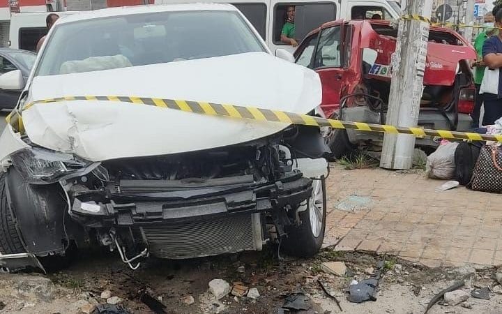 Feira de Santana: Passageiro de transporte por aplicativo morre após acidente entre dois carros