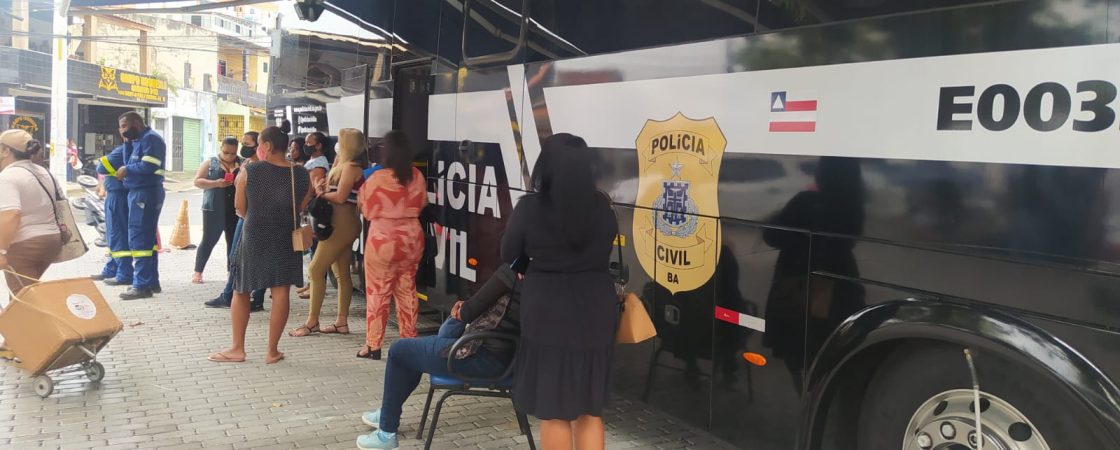 Policiais civis se queixam de condições de trabalho dentro de ônibus em Camaçari