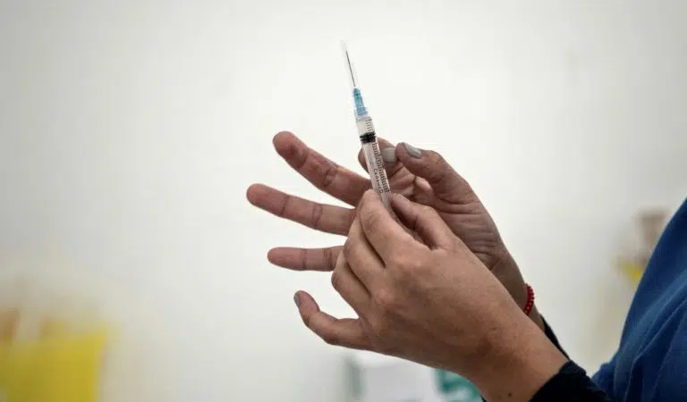 Quarta dose de vacina contra Covid-19 é necessária, diz CEO da Pfizer