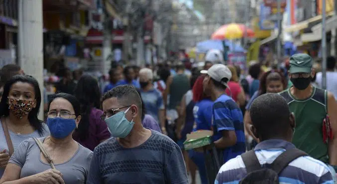 São Paulo retira obrigatoriedade do uso de máscara em locais fechados