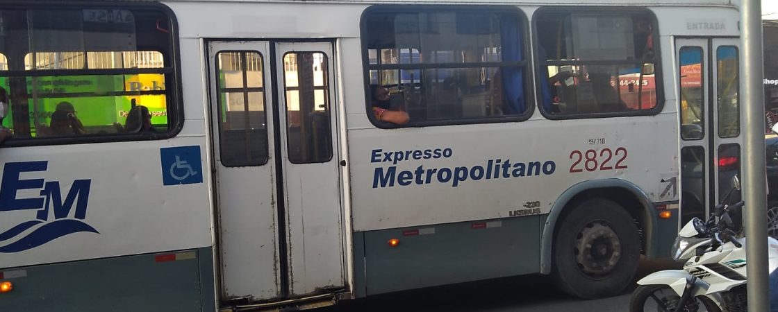 Ônibus da Expresso Metropolitano é assaltado em Simões Filho