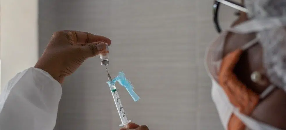 Vacinação contra COVID-19 continua nesta sexta-feira (25) em Camaçari