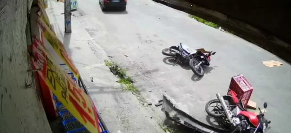VÍDEO: Motorista invade calçada e atinge veículos estacionados na Bahia