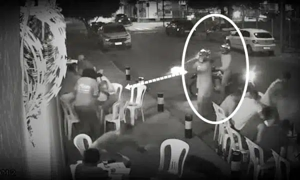 VÍDEO: Suspeitos chegam de moto em bar e atiram contra homem na Bahia