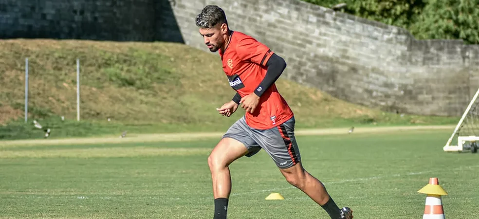 Vitória anuncia pacote de dispensas no clube; zagueiro Alisson Cassiano é o primeiro