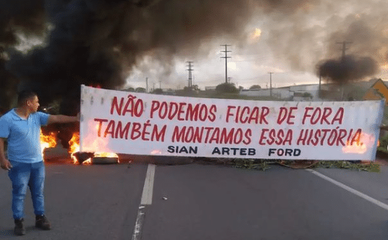 Trabalhadores da Ford ateiam fogo na Via Parafuso em manifestação por pagamento