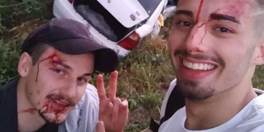 Amigos capotam o carro, postam selfie sorrindo e situação rende memes