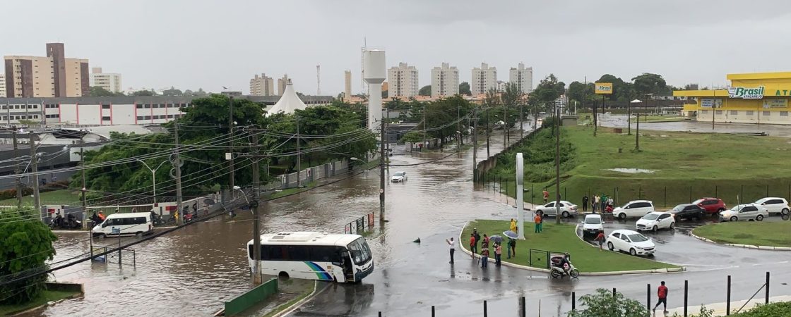 Chuva e inundações: Lauro de Freitas fica  debaixo d’água nesta segunda-feira
