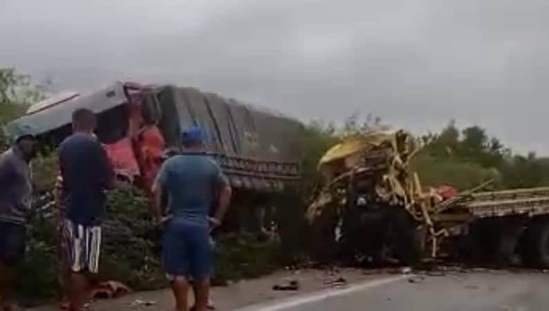 VÍDEO: Grave acidente na BR-324 deixa um morto e sete feridos em Riachão do Jacuípe