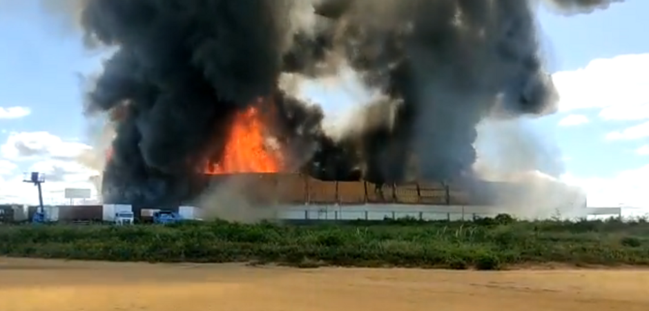 Incêndio de grandes proporções atinge supermercado em Vitória da Conquista
