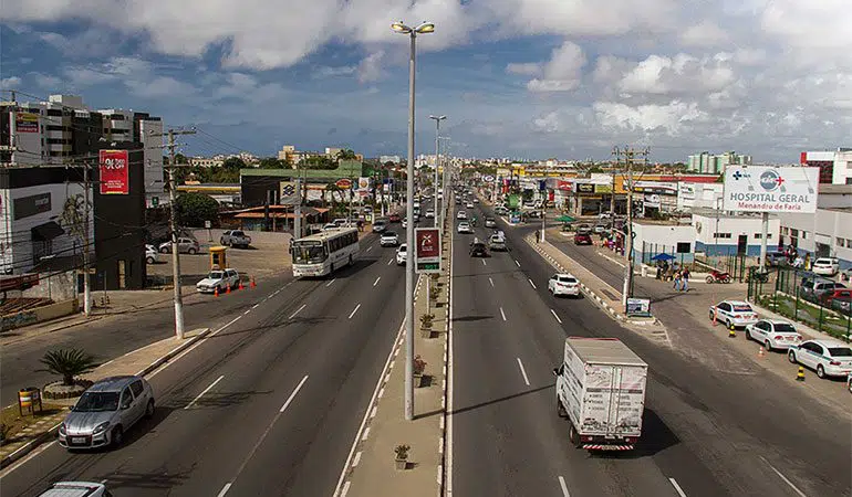 Mais de 130 mil veículos devem circular na Estrada do Coco no período da Semana Santa; acostamento pode ser liberado para tráfego