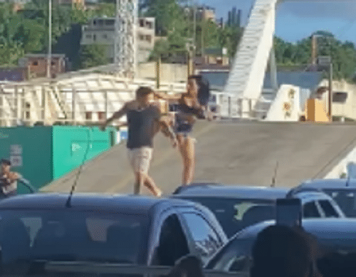 Mulher agride companheiro em ferry-boat após discussão por suposta traição; VÍDEO