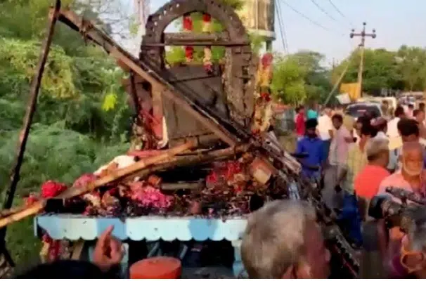 Onze fiéis, incluindo crianças, morrem eletrocutadas após carro alegórico colidir um fio de alta tensão