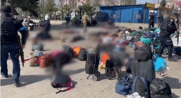 Sepulturas em massa: Bombardeio a estação de trem lotada deixa dezenas de corpos no chão