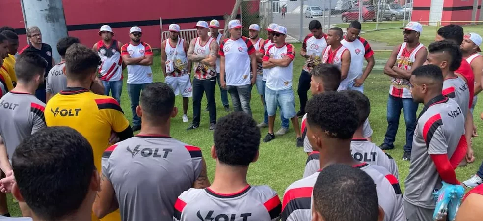 Torcida organizada marca presença no último treino do Vitória antes do jogo contra o Manaus