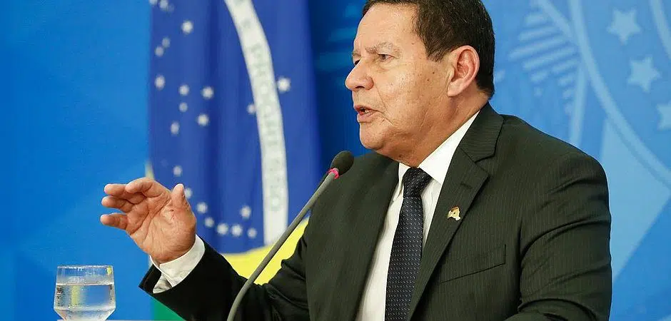 Vice-presidente Mourão ri ao falar sobre investigar militares por tortura na ditadura