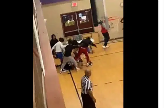 VÍDEO: Árbitro é espancado durante jogo de basquete dentro de igreja   