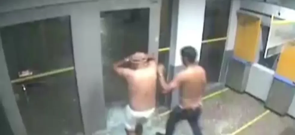 Vídeo flagra explosão e reféns obrigados por bandidos a entrarem em banco durante assalto