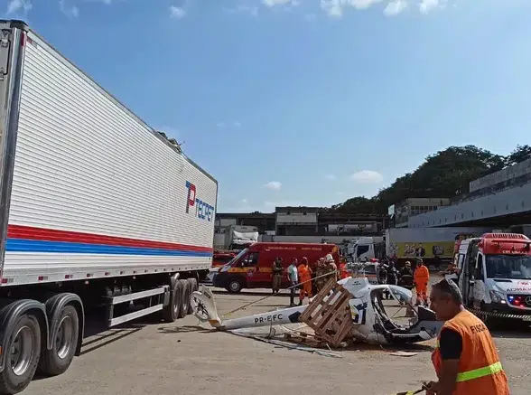 VÍDEO: Helicóptero cai após decolagem e atinge caminhão-baú carregado de chocolate