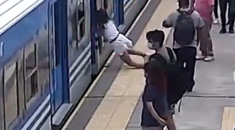 VÍDEO: Mulher passa mal, desmaia e cai entre trilhos de metrô
