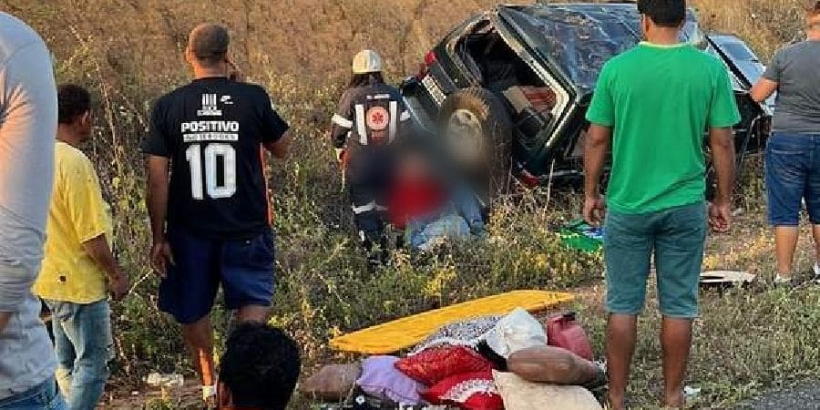 Acidente gravíssimo: Carro com 8 pessoas capota e 3 morrem em rodovia da Bahia