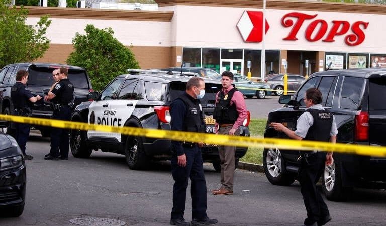 Ataque a tiros em supermercado nos EUA com dez mortos, foi motivado por ódio racial