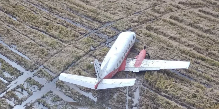 Avião faz pouso forçado após perder uma das asas e deixa feridos