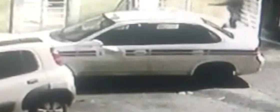 BA: Motorista tem carro roubado por bandidos ao estacionar na garagem de casa; VÍDEO