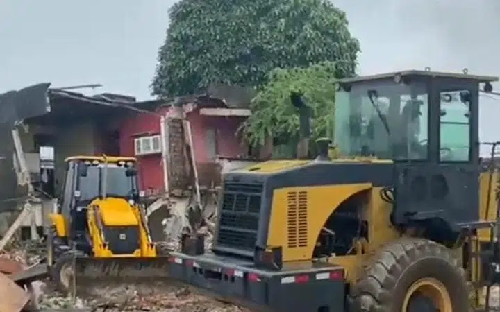 Camaçari: Casas em área de risco do bairro Jardim Brasília são demolidas após inundações; vídeo