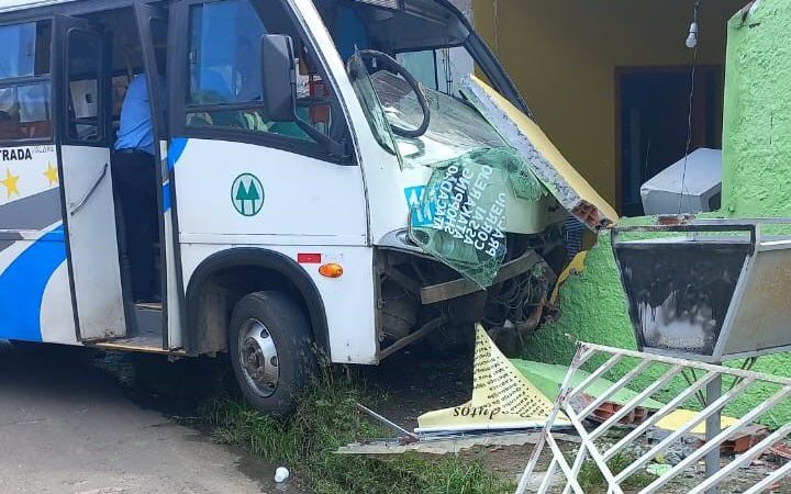Camaçari: micro-ônibus perde controle e invade casa