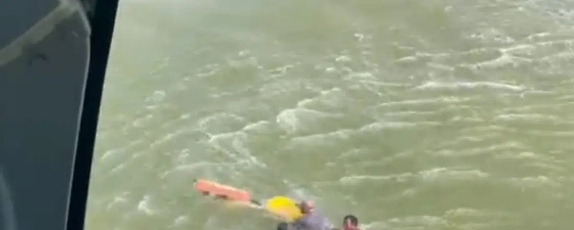 Camaçari: Vídeo mostra resgate de banhista arrastado por correnteza em Jauá