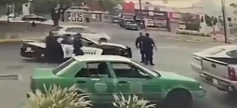 Câmera de segurança flagra pancadaria entre policiais no meio da rua; VÍDEO