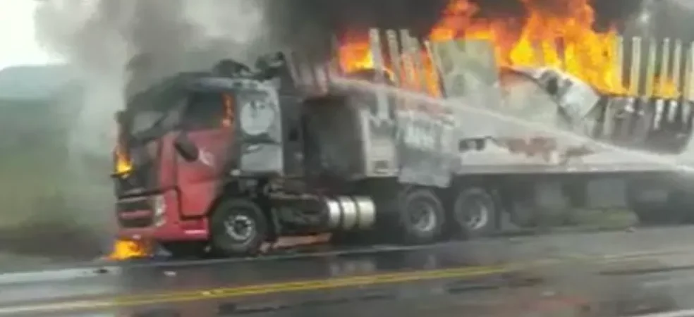 Caminhão que transportava pneus fica destruído após pegar fogo próximo a Jequié