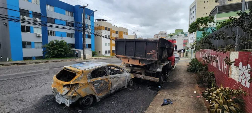 Carro pega fogo após batida e chamas atingem caçamba em Salvador