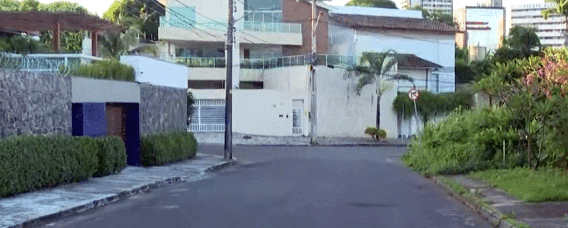Casa de dois idosos é invadida por homens armados em Salvador