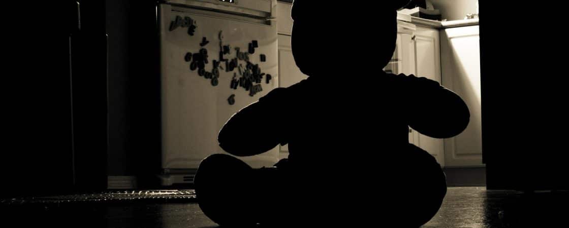 Criança com autismo fica 12 dias sozinha em casa com o corpo da mãe em estado de decomposição
