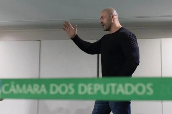 Daniel Silveira desrespeita novamente ordem do STF e se recusa a colocar tornozeleira