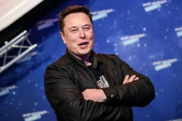 Elon Musk anuncia primeiro implante de chip da Neuralink em ser humano