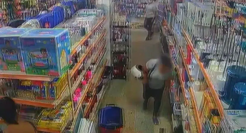 FLAGRA: Mulher é vista furtando carteira de cliente em loja de Camaçari