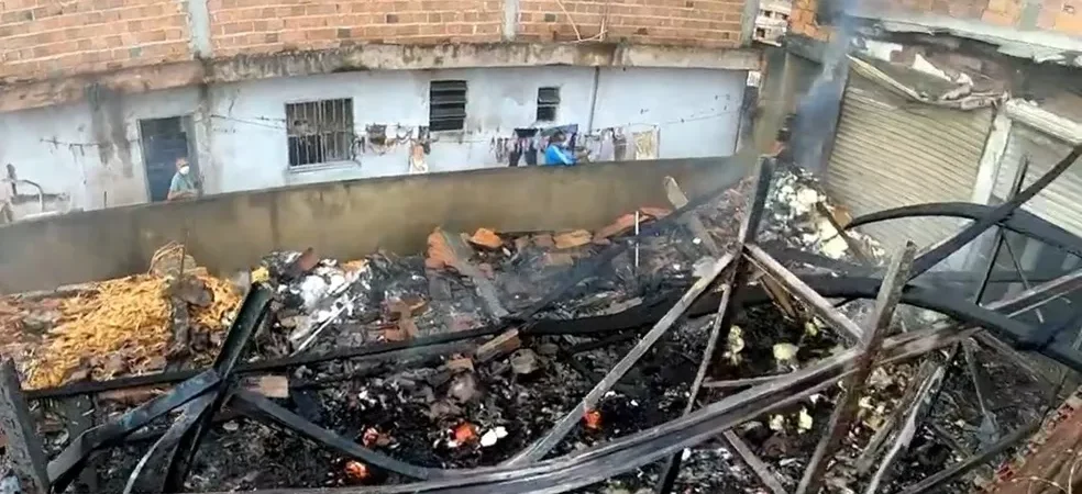 Galpão de distribuidora de sorvetes pega fogo no bairro de Águas Claras, em Salvador